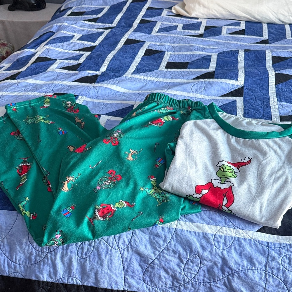 Men's Festive Grinch Pajama Set - Green and White
Loc 3D

Bundle and save
